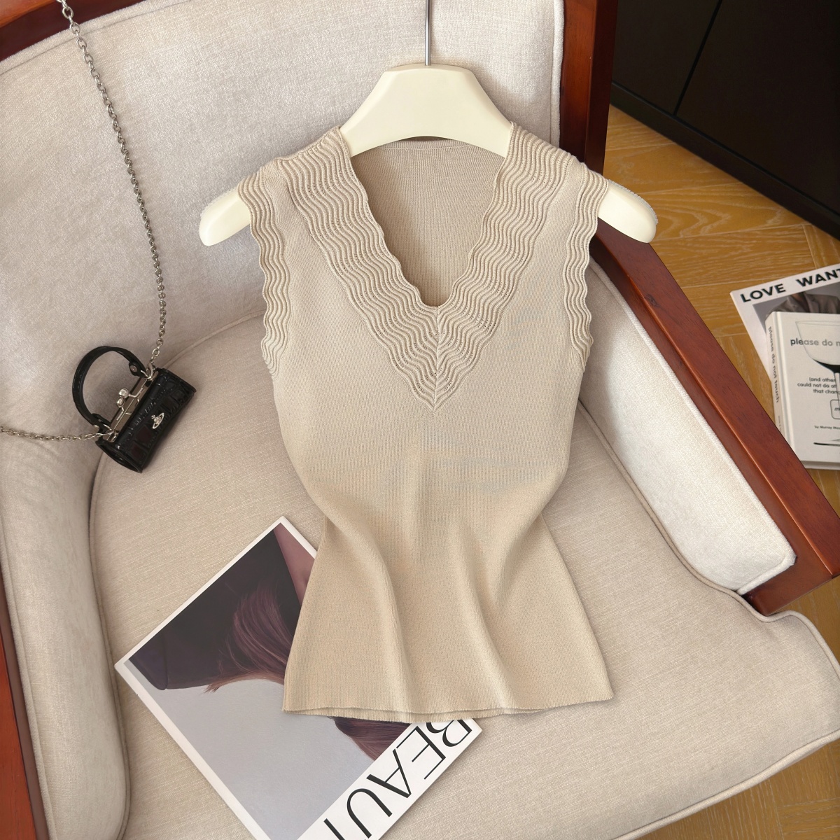 Women's V-Neck Wavy Knit Tank Top Summer Slimming Versatile Retro Style - Image 2