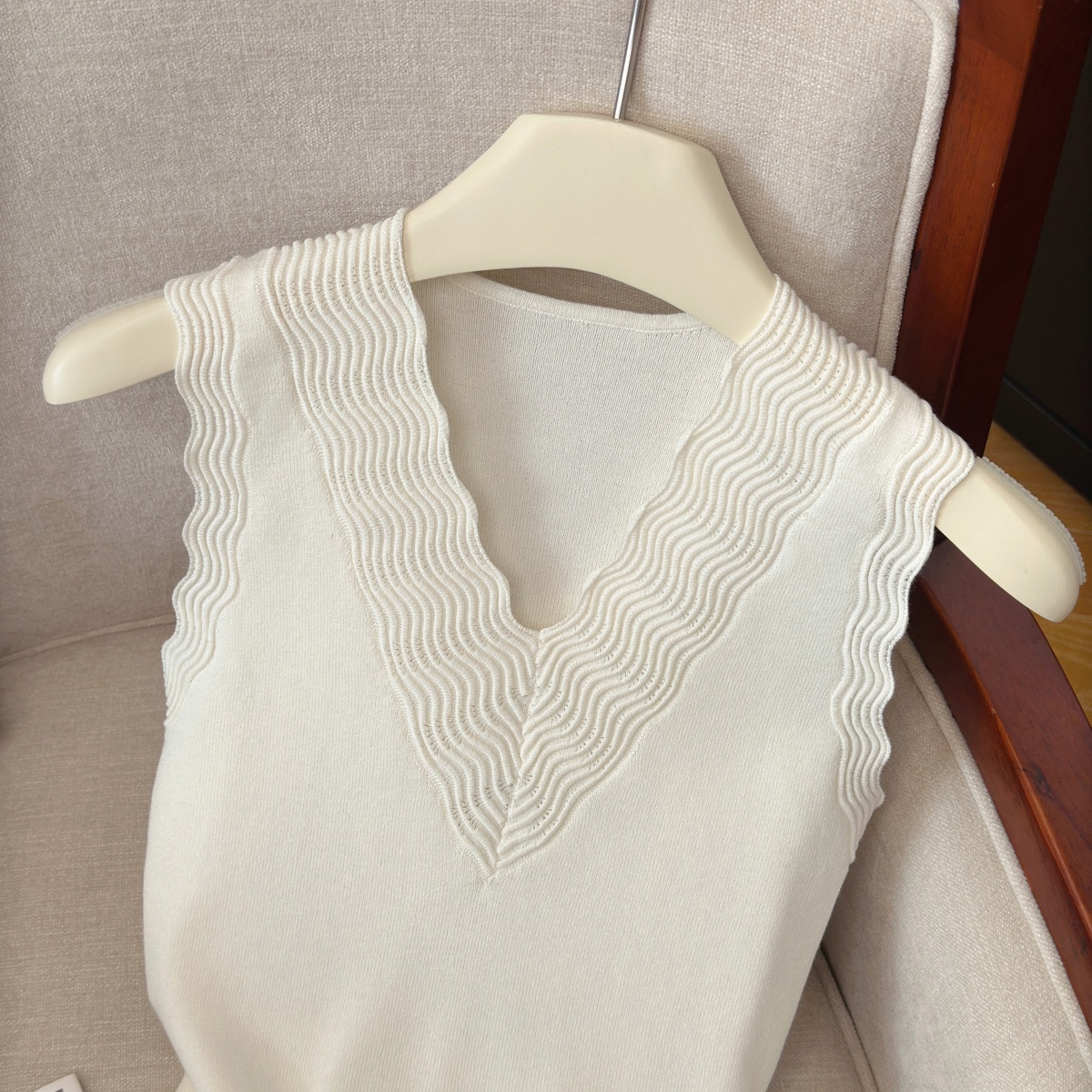 Women's V-Neck Wavy Knit Tank Top Summer Slimming Versatile Retro Style - Image 4